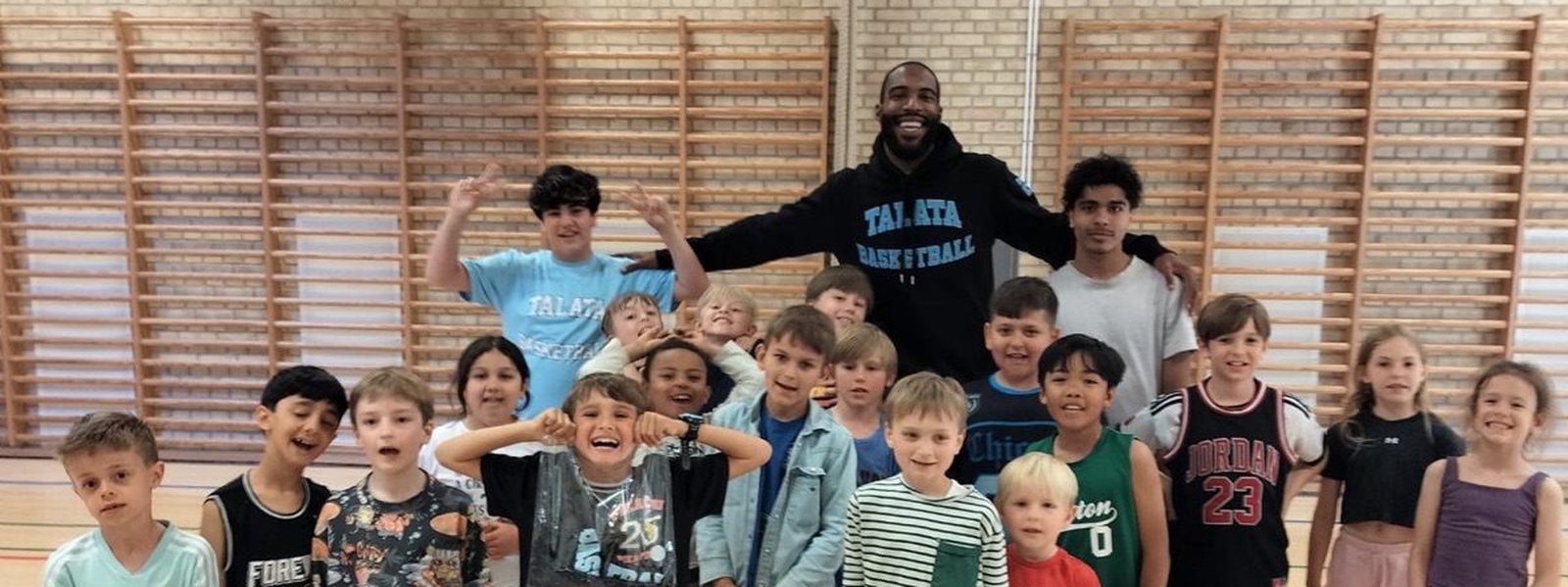 Talata coaches running a school basketball session at Strandvejsskolen