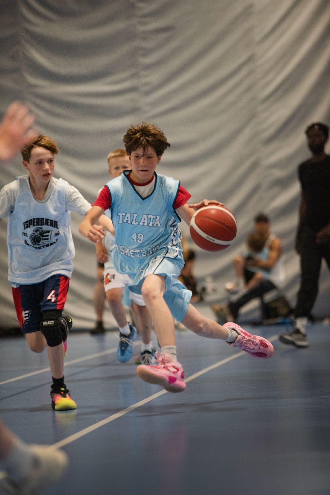 Talata player attacking the basket in the air