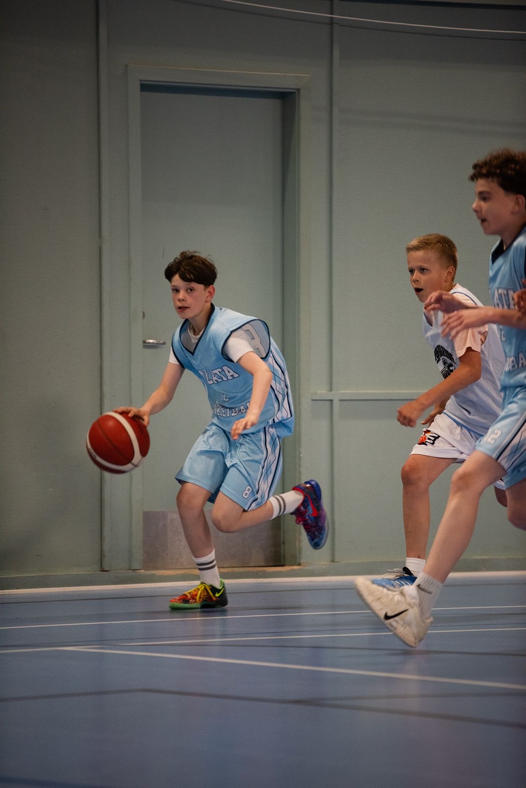 Talata player pushing the ball in transition