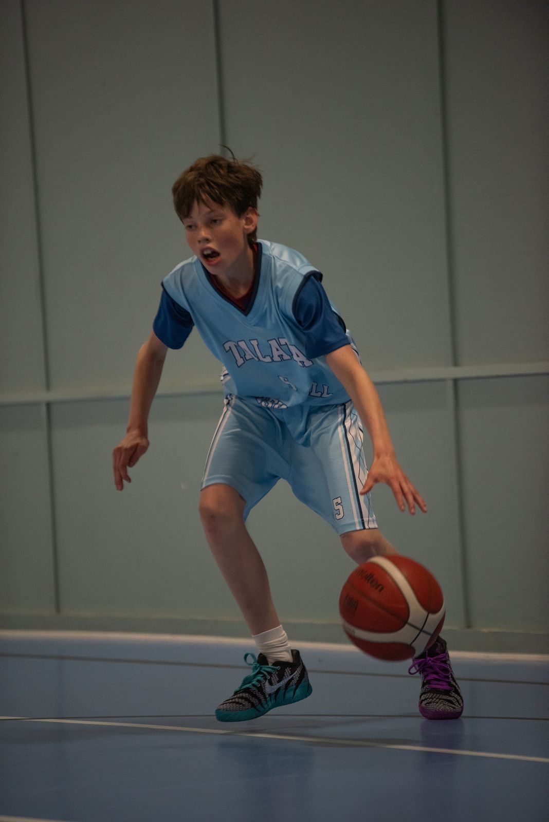 Talata player attacking the basket at full speed