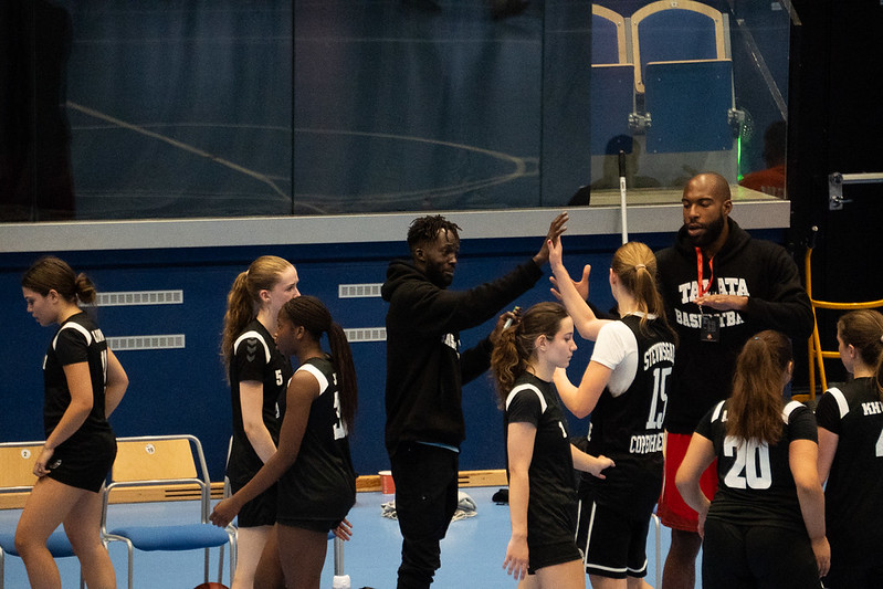 Coach Jordan Naughton and Coach Deng Awak with the girls squad at Malbas Madness in Malm&ouml;