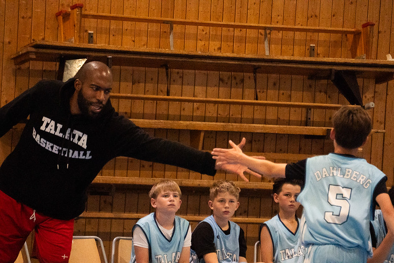 Jordan Naughton high-fiving a player coming off the bench