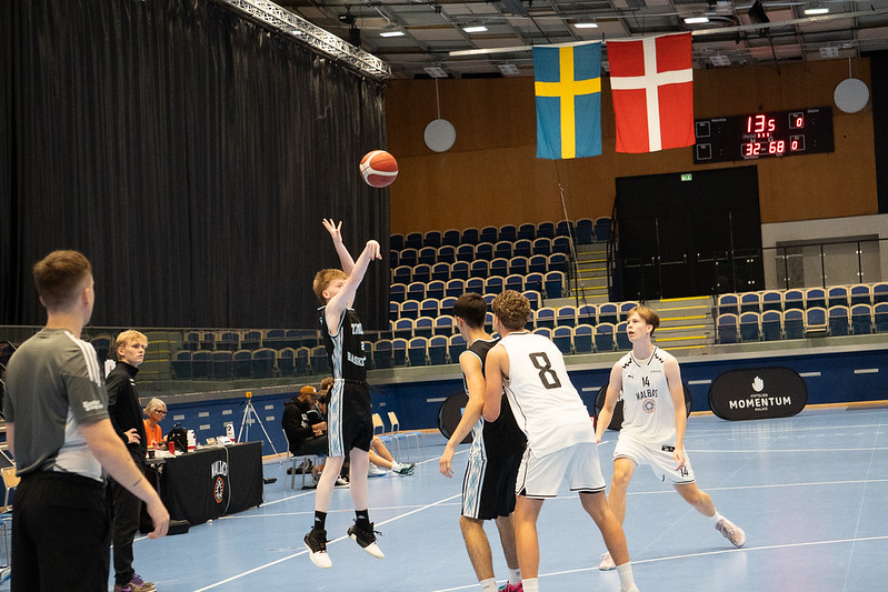 A Talata player shooting under the Swedish and Danish flags at Malbas Madness 2026