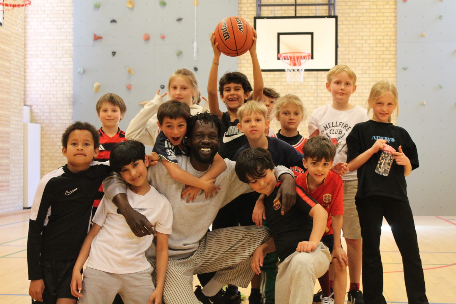 Coach Deng with around 14 Talata Mini kids at Strandvejsskolen